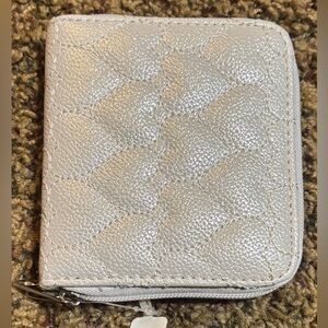 💥4/$20💥 NWT Claire's Shimmering Silver Quilted Wallet